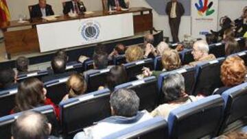 <b>MUCHA EXPECTACIÓN. </b>El auditorio de la Fundación Ferrándiz se llenó para asistir a la intervención del bicampeón Carlos Sainz.