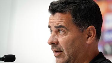 GRAFCAT2615. GIRONA (ESPAÑA), 11/04/2024.-El técnico del Girona FC, Míchel Sánchez, durante la rueda de prensa ofrecida tras el entrenamiento que ha realizado la plantilla gerundense para preparar el partido de liga que disputarán el próximo sábado ante el Atlético de Madrid en el Civitas Metropolitano.EFE/ David Borrat