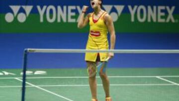 Carolina Marín luce la marca Carbonell en el uniforme durante el pasado All England.