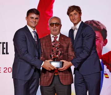 Premio Olímpico As del Deporte 2024 a Diego Botín y Florian Trittel por su medalla de oro en los Juegos Olímpicos de París. En la imagen, los regatistas reciben el trofeo de manos de Alejandro Blanco, presidente del COE.