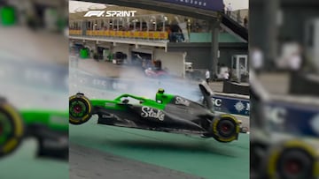 De lado a lado, destroza su monoplaza con las bardas.