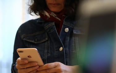 Cuidado si vas a viajar fuera de España con tu iPhone: estos ajustes pueden ahorrarte un disgusto (y dinero)