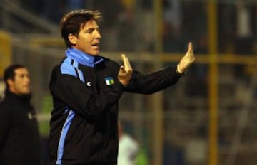 El Toto se inició en Estudiantes de La Plata tras colaborar con Marcelo Bielsa, pero no le fue bien. Enmendó su carrera en O'Higgins, obteniendo el Apertura 2013 y actualmente comanda a Celta de Vigo, en España.