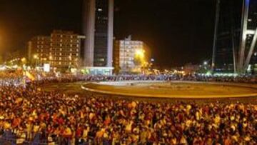 <b>RECIBIMIENTO MULTITUDINARIO.</b> Miles de aficionados españoles han esperado la llegada de los campeones del mundo.
