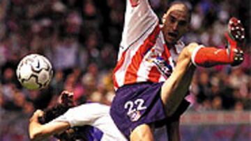 <b>PRETENDIDO.</B> Diego Alonso puede convertirse en el delantero que ha pedido Moré.