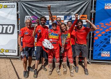 Daniela Guillén y Gabriela Seisdedos le han dado a nuestro país por primera vez la victoria por equipos en el Motocross de las Naciones, después de una actuación magistral que las proclamó campeonas en Talavera de la Reina. ara Guillén “ha sido increíble” lograr un hito en el que el objetivo era no fallar y trabajar en equipo, para como cuenta Seisdedos convertir el sueño “en una realidad”.