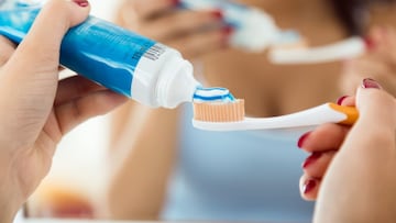 La odontóloga Janira Sánchez señala la cantidad de pasta de dientes exacta que hay que echar en el cepillo