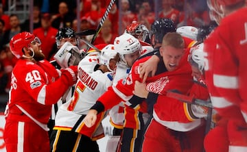 Pelea entre los jugadores de los Detroit Red Wings y los Calgary Flames en el Little Caesars Arena de Detroit. 