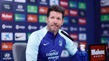 MADRID, 24/02/2023.- El entrenador del Atlético de Madrid, Diego Pablo "Cholo" Simeone, ofrece una rueda de prensa después del entrenamiento de su equipo este viernes en la Ciudad deportiva Wanda en Majadahonda, Madrid. EFE/Rodrigo Jiménez
