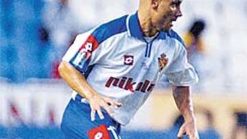 <b>CON ALGUNAS DUDAS. </b>Víctor utilizó el Teresa Herrera para definir su equipo. Arriba, Movilla. A la izquierda, Leo Ponzio, que mañana juega un amistoso en Japón ante la selección nipona y regresará el viernes.