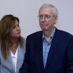 Mitch McConnell enciende las alarmas: Se queda paralizado durante una rueda de prensa