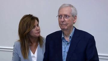 El líder de la minoría del Senado, Mitch McConnell, enciende las alarmas tras quedarse paralizado por más de 30 segundos en una rueda de prensa.