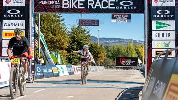 La ciclista Vera Looser celebra su victoria en la Catalunya Bike Race 2022.
