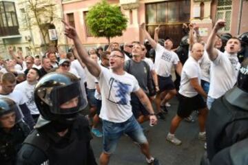 Policía ucraniana escoltando a aficionados del Legia Varsovia al estadio al estadio en Kiev donde juega su equipo la ida de la previa de Europa League contra el Zorya Lugansk.