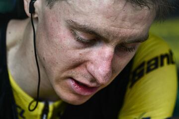 Tadej Pogacar visiblemente exhausto despu¨¦s de finalizar la etapa 15 del Tour de Francia.