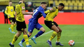 DORTMUND, GERMANY - FEBRUARY 06: Manuel Akanji (R) of Borussia Dortmund challenges Florian Wirtz of Bayer 04 Leverkusen during the Bundesliga match between Borussia Dortmund and Bayer 04 Leverkusen at Signal Iduna Park on February 06, 2022 in Dortmund, Ge