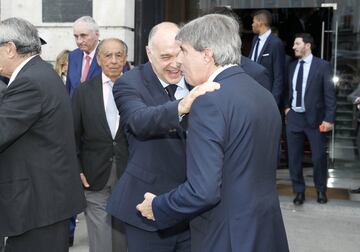 Pablo Laso y Ángel Garrido se saludan en la sede de la Comunidad de Madrid. 