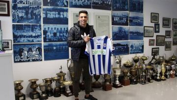 Gio Navarro posa con la camiseta de la Gimnástica, equipo al que acaba de ser cedido.