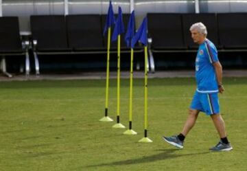 Football Soccer - Colombia national soccer team training - World Cup 2018 Qualifier - Ismael Benigno Stadium, Manaus, Brazil - 4/9/16. Colombia's coach Jose Pekerman attends a training session. REUTERS/Bruno Kelly