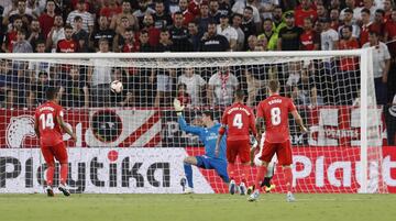 3-0. Ben Yedder marc¨® el tercer gol.