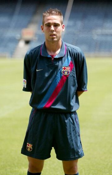 El canterano del Barcelona llegó al Sevilla en la temporada 08/09. Tras ello se retiró en el Deportivo de la Coruña. 