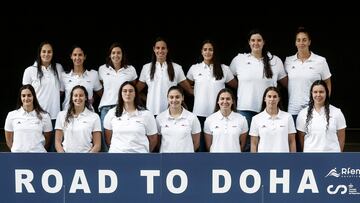 Foto de familia de la selección femenina de waterpolo que competirá en el Mundial de Natación de Doha, durante la presentación que ha tenido lugar este martes.