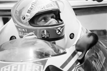 Niki Lauda, en una foto tomada en 1976, en el GP de Mónaco durante un descanso en la sesión de clasificación.