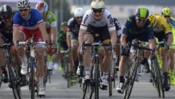 El alem&aacute;n Andre Greipel (centro) se impone al sprint en la segunda etapa de la Par&iacute;s-Niza. 