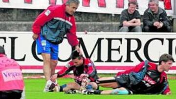 <b>UNIDAD Y APOYO. </b>Preciado conversó con los jugadores delante de una pancarta de apoyo de los aficionados al equipo rojiblanco.