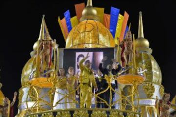 El exfutbolista brasileño Ronaldo Nazario, es homenajeado por la escuela de samba del Grupo Especial Gaviões da Fiel durante el desfile del carnaval de Sao Paulo