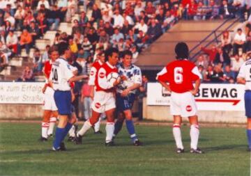 En la temporada 95-96, ficha con el Linz de Austria, equipo con el que saldría campeón de liga.