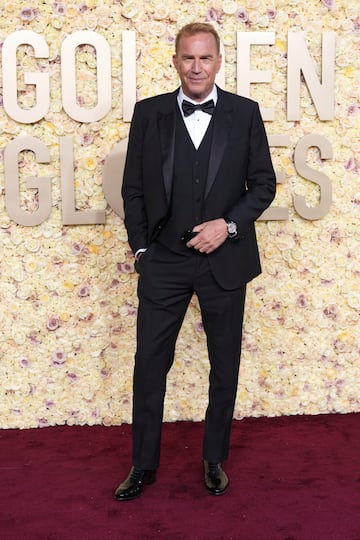 Kevin Costner durante la alfombra roja de la 81ª edición de los Globos de Oro que se ha celebrado en el Beverly Hilton de Los Ángeles.