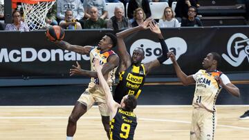 GRAF3129. LA LAGUNA (ESPAÑA), 27/01/2024.- El escolta del UCAM Murcia, Dylan Ennis (i), entra a canasta ante la oposición de los jugadores del Lenovo Tenerife, durante el partido de la jornada 20 de la Liga ACB que enfrentó a ambos equipos este sábado en el pabellón Santiago Martín en La Laguna, Tenerife. EFE/ Miguel Barreto
