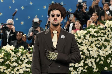 Bad Bunny posa en la alfombra roja de la MET Gala 2025.