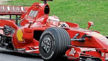 <b>IMPRESIONANTE. </b>Michael Schumacher demostró que no se le ha olvidado pilotar monoplazas de Fórmula 1. Ayer condujo a sus 38 años como si tuviera 25.