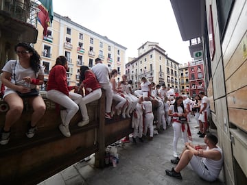 Ambiente previo al Chupinazo de San Fermín 2025, en la Plaza del Ayuntamiento, a 6 de julio de 2025, en Pamplona, Navarra (España).