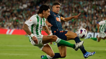 SEVILLA, 01/10/2023.- El lateral del Betis H¨¦ctor Beller¨ªn (i) pelea un bal¨®n con Gabriel Paulista, del Valencia, durante el partido de la octava jornada de LaLiga que Real Betis y Valencia CF disputan hoy domingo en el estadio Benito Villamar¨ªn, en Sevilla. EFE/Julio Mu?oz