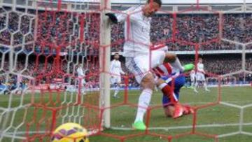 La defensa blanca tuvo una tarde aciaga en el Calderón. En la imagen Varane no evitó el 3-0 de Griezmann.