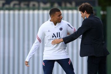 Conversación entre Leonardo, dirigente deportivo del París Saint-Germain y Kylian Mbappé antes del entrenamiento del club francés. 