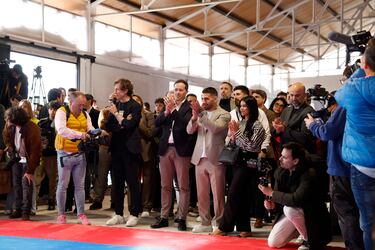 Ilia Topuria aplaude la exhibición de artes marciales. 