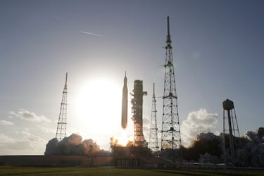 Momento en el que la misión Artemis II de la NASA, que sobrevolará la Luna y consta del cohete Space Launch System (SLS) con la cápsula tripulada Orion, despega del Centro Espacial Kennedy en Cabo Cañaveral.