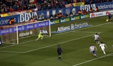 1-0. Raúl García anotó el primer gol de penalti.