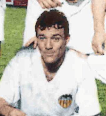 Jugó con el Valencia de 1961 a 1965