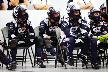 El equipo Scuderia AlphaTauri en el garaje durante el Gran Premio de F1 de Sakhir
