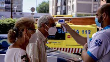 Un trabajador sanitario toma la temperatura a un hombre protegido con mascarilla donde durante la jornada de hoy realizarán PCR aleatorias a personas de entre 15 a 49 años.