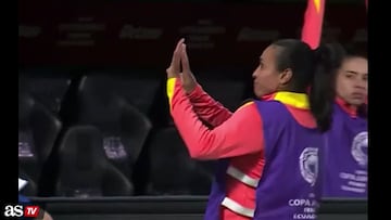 Marta presume sus 8 títulos de Copa América a la afición colombiana