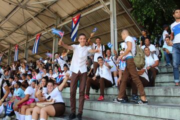 La fiesta del Cuba-USA en las gradas; amigos 69 años después