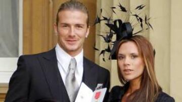 <b>FELIZ. </b>Beckham con la medalla de Oficial del Imperio Británico.