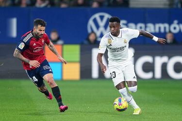 Vinicius Junior corre con el balón perseguido por Rubén García.