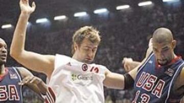 <b>OPOSICIÓN. </b>El turco Okur, que la pasada temporada ganó el anillo de la NBA, planteó muchos problemas a Duncan y Odom.